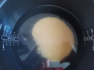 4、银耳小米粥,放入电饭锅里加入适量的水