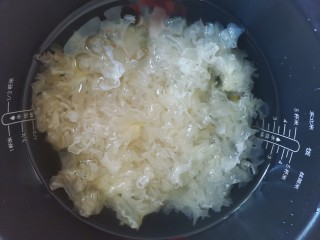 6、银耳小米粥,加入锅中