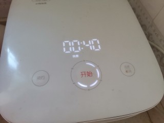 8、银耳小米粥,放入电饭锅里按煮粥键快煮40分钟