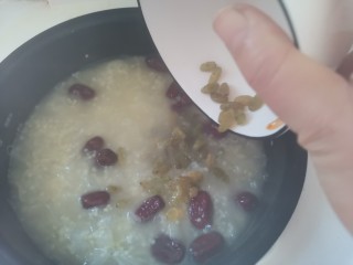 9、银耳小米粥,当煮30分钟时，银耳已经出胶，加入葡萄干继续煮