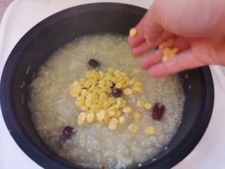 11、银耳小米粥,加入玉米片再煮5分钟即可