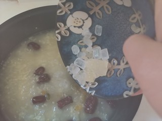 10、银耳小米粥,加入冰糖继续煮15分钟