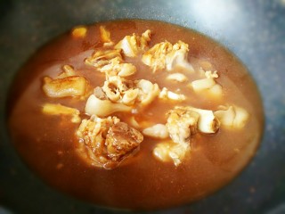 8、#猪年#莲藕烧猪蹄,冷水没过猪蹄两倍高，尽量多放些水，大火烧开，转中火焖煮40分钟