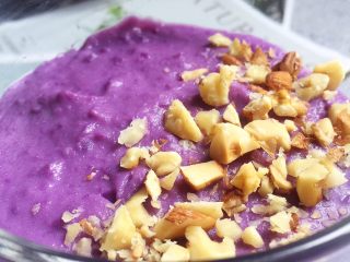 7、紫薯奶昔,可在表面上，撒上一些坚果碎。