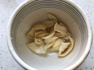 5、玫瑰花红枣百合桃胶甜羹,泡发好之后的百合洗净备用