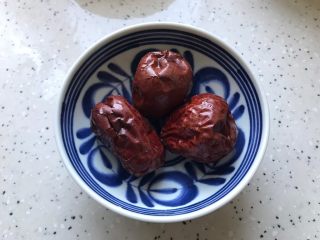 6、玫瑰花红枣百合桃胶甜羹,红枣冲洗一下备用