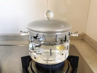 7、玫瑰花红枣百合桃胶甜羹,锅内煮适量清水