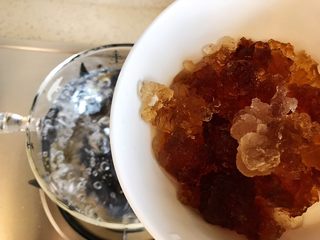 8、玫瑰花红枣百合桃胶甜羹,大火烧开水之后放入桃胶