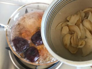 13、玫瑰花红枣百合桃胶甜羹,20分钟后加入百合，继续盖上锅盖小火煮20～25分钟