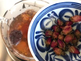 15、玫瑰花红枣百合桃胶甜羹,加入玫瑰花