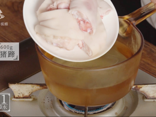 1、滋润养颜“贴秋膘”，必备猪蹄莲藕汤,预备猪蹄并水煮