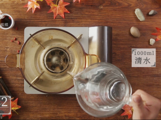 2、滋润养颜“贴秋膘”，必备猪蹄莲藕汤,预备清水