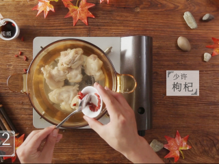 3、滋润养颜“贴秋膘”，必备猪蹄莲藕汤,加入枸杞