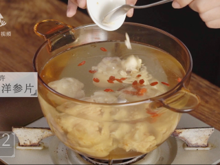 4、滋润养颜“贴秋膘”，必备猪蹄莲藕汤,加入西洋参