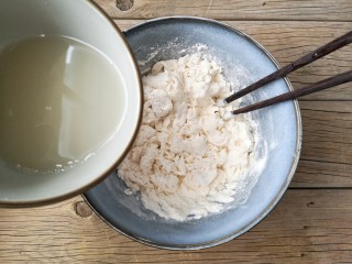 2、彩虹馒头,酵母粉用温水冲开，少量多次加入面粉中用筷子搅拌成雪花状。