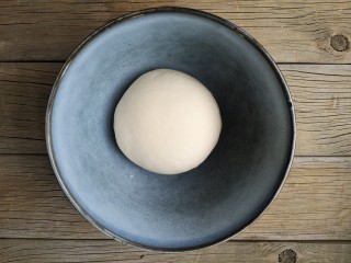 3、彩虹馒头,揉成光滑面团后盖保鲜膜醒发。