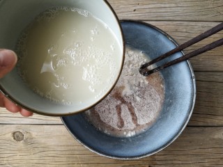 4、彩虹馒头,将黑全麦粉和面粉按1：3比例混合，酵母粉用温水冲开，少量多次加入面粉中。