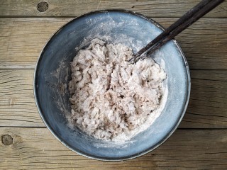 5、彩虹馒头,用筷子搅拌成雪花状。