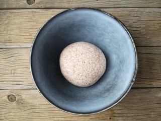 6、彩虹馒头,揉成光滑面团后盖保鲜膜醒发。
