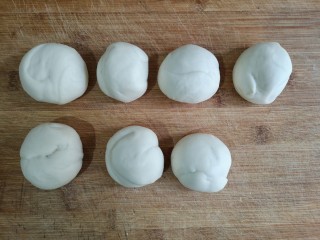 7、彩虹馒头,醒发好的白色面团取出再次揉光排气分成大小均匀的7个面团（如果要给馒头做卡通表情需要留出一点白色面团以备后面调色）。