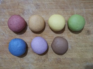 8、彩虹馒头,在面团中分成加入适量的红曲，番茄，南瓜，菠菜，蝶豆花，紫薯，可可粉揉匀。