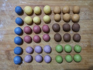 9、彩虹馒头,再将每个彩色面团等分成6份（分成几份根据自己要做几个馒头而定），揉成小球。