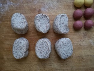 10、彩虹馒头,全麦面团醒发好后取出再次揉光排气分成大小均匀的6个面剂。