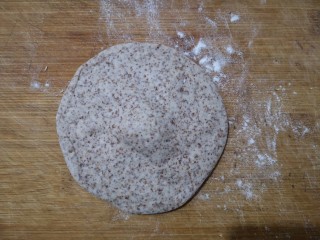 11、彩虹馒头,将面剂按扁，擀成边沿薄中间略厚的面皮。