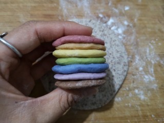 12、彩虹馒头,将彩色面团小球按扁叠起。