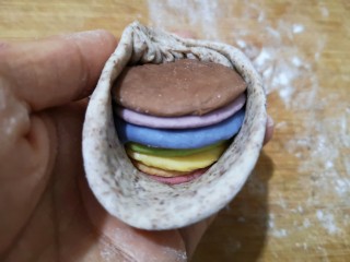 13、彩虹馒头,按图示包入全麦面皮里。