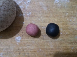 15、彩虹馒头,用留出的白色面团加竹炭粉和红曲粉调色，做表情。