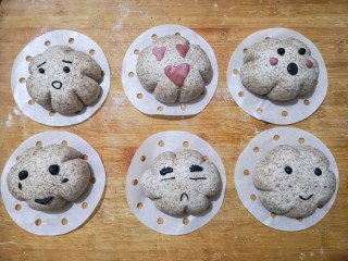 16、彩虹馒头,按同样的方法做完所有馒头，二次醒发好后造型并可添加自己喜欢的表情。