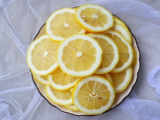 3、柠檬膏,去掉头尾切厚片。