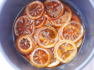 11、柠檬膏,柠檬膏冷却了就可以装入密封玻璃罐了。