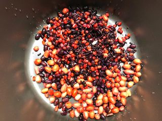 4、补血养颜粥,把浸泡好的食材沥干水，倒入锅里。