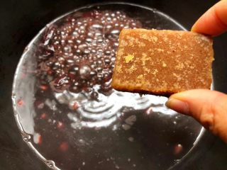 7、补血养颜粥,熬好一个小时以后，放入红糖，再小火熬20分钟，至粥浓稠。