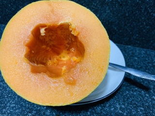 3、木瓜鲫鱼汤,用勺子把木瓜籽先挖出来；