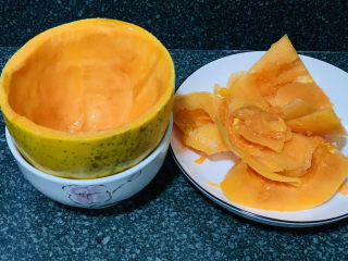 4、木瓜鲫鱼汤,然后用小刀，把木瓜肉挖出来，切块状，留着完整的半个皮，等会用来装汤用；