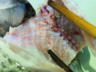 7、木瓜鲫鱼汤,鱼肚子内黑膜也要去干净，这样不会苦，也减少腥味，切段，取鲫鱼靠近鱼尾的那段煮木瓜汤；