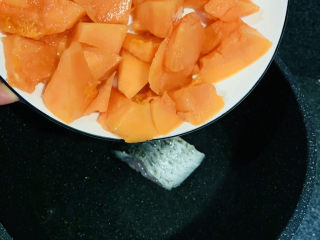 11、木瓜鲫鱼汤,倒入切好的木瓜；