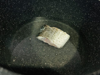 10、木瓜鲫鱼汤,一面金黄，翻另一面煎，然后加入适量清水；