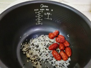 2、红枣黑米粥,黑米、大米、高粱米和红枣淘洗干净放进电饭锅。