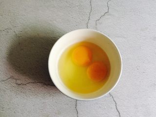 2、火龙果蒸蛋,将2个鸡蛋打入碗中