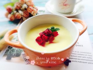 10、火龙果蒸蛋,将火龙果粒码入碗里，薄荷叶装饰