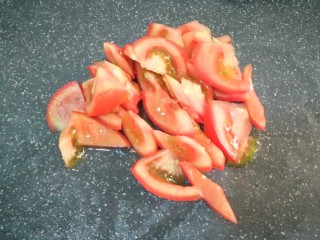 2、彩蔬焖豆腐,番茄切滚刀块