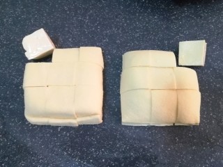 4、彩蔬焖豆腐,切小块