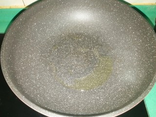 5、彩蔬焖豆腐,锅中倒入少许油