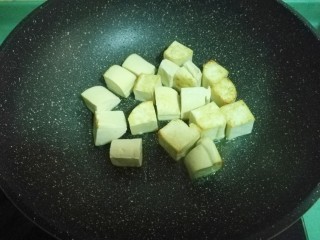 7、彩蔬焖豆腐,不时翻翻面