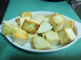 8、彩蔬焖豆腐,豆腐煎到微微金黄，盛起备用
