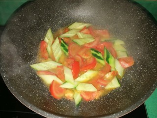 11、彩蔬焖豆腐,翻炒一下，加少许开水